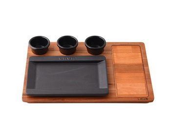 Żeliwny talerz na drewnianej podstawie Lava