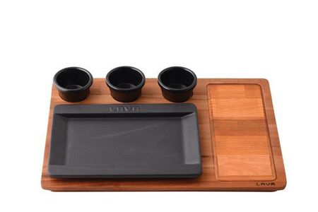 Żeliwny talerz na drewnianej podstawie Lava